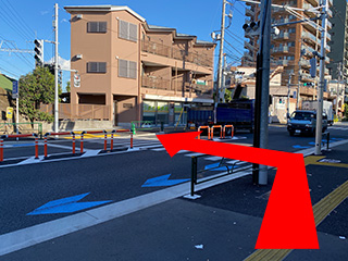 道路を挟み、その向かいに当院が見えてきます。